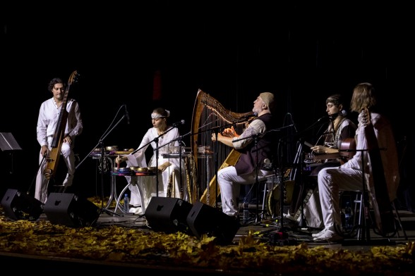 Raksta attēls - Pirmo reizi Latvijā skanēs elfu mūzika ķeltu arfas un multiinstrumentālista Alizbar vadībā