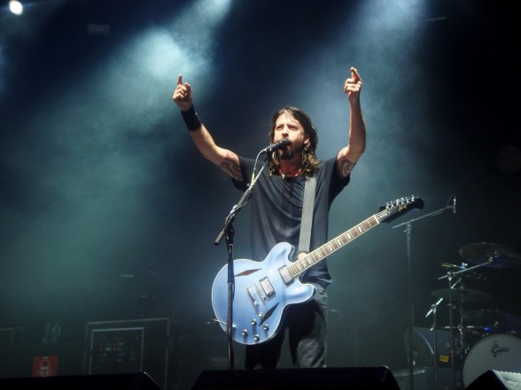 Raksta attēls - Ko dara "Foo Fighters", kad viņiem koncertā atslēdz skaņu? (VIDEO)