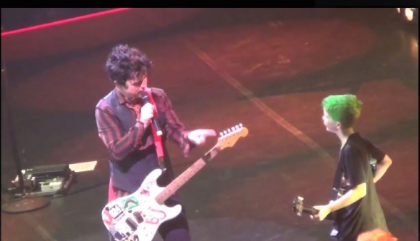 Raksta attēls - Sapnis piepildās! Grupa "Green Day" fanam uztic atbildīgu uzdevumu (VIDEO)
