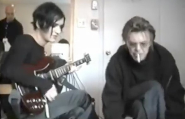 Raksta attēls - Braiens Molko muzicē ar Deividu Boviju aizskatuvē. 1999. gads