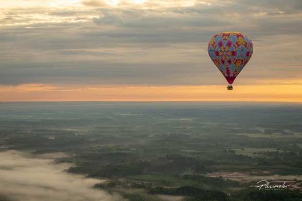 Raksta attēls - Čellu trio "Melo-M" uzstājas lidojumā ar gaisa balonu kilometra augstumā