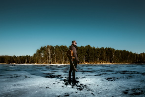 Raksta attēls - Dziedātājs Rihards Bērziņš klausītājiem nodod savu jaunāko singlu "Dzīves stūrētājs"