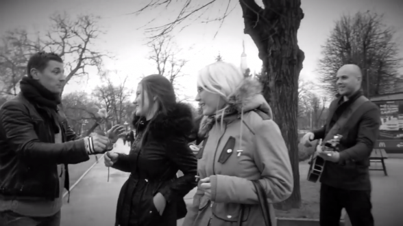 Raksta attēls - Video: Grupa “Gain Fast” Rīgas ielās sveic sievietes svētkos