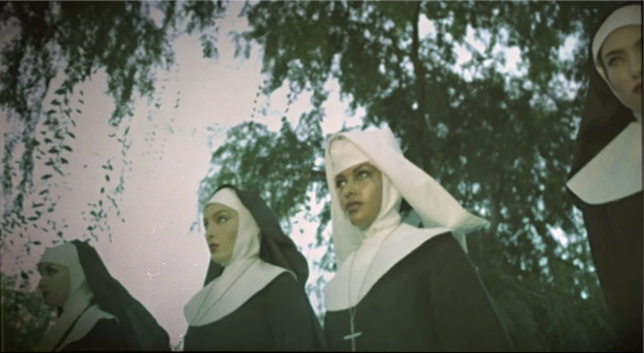 Raksta attēls - Mūķenes un ieroči: Merlins Mensons publicē jaunu dziesmas video