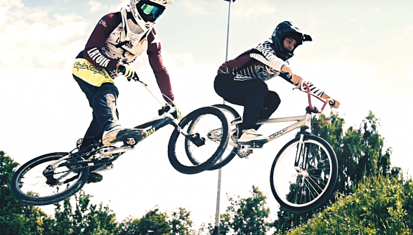 Raksta attēls - Grupa “On My Way” Jelgavas BMX trasē uzfilmē sportisku dziesmas video