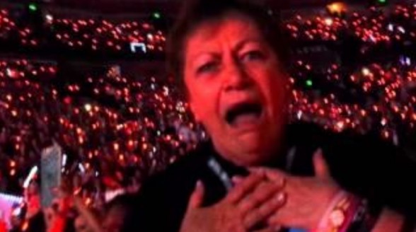Raksta attēls - Vecmāmiņas reakcija, kad T. Sviftas koncertā uz skatuves parādās Miks Džegers 
