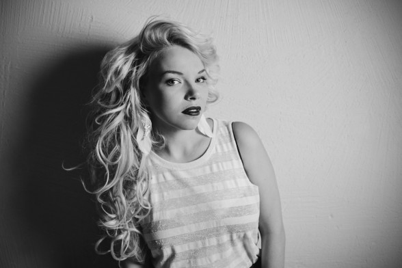 Raksta attēls - Ieva Sutugova prezentē singla “Tālāk doties” videoklipu