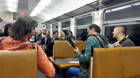 Raksta attēls - Dzelzs vilks mūziķi izklaidē vilciena pasažierus ar jautru koncertu