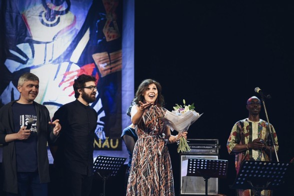 Raksta attēls - Rūta Dūduma saceļ kājās publiku Moldovas džeza festivālā