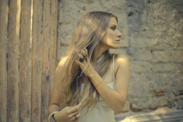 Raksta attēls - Dziedātāja Katrīna Anna Vīgante publisko pirmo dziesmu no gaidāmā solo projekta